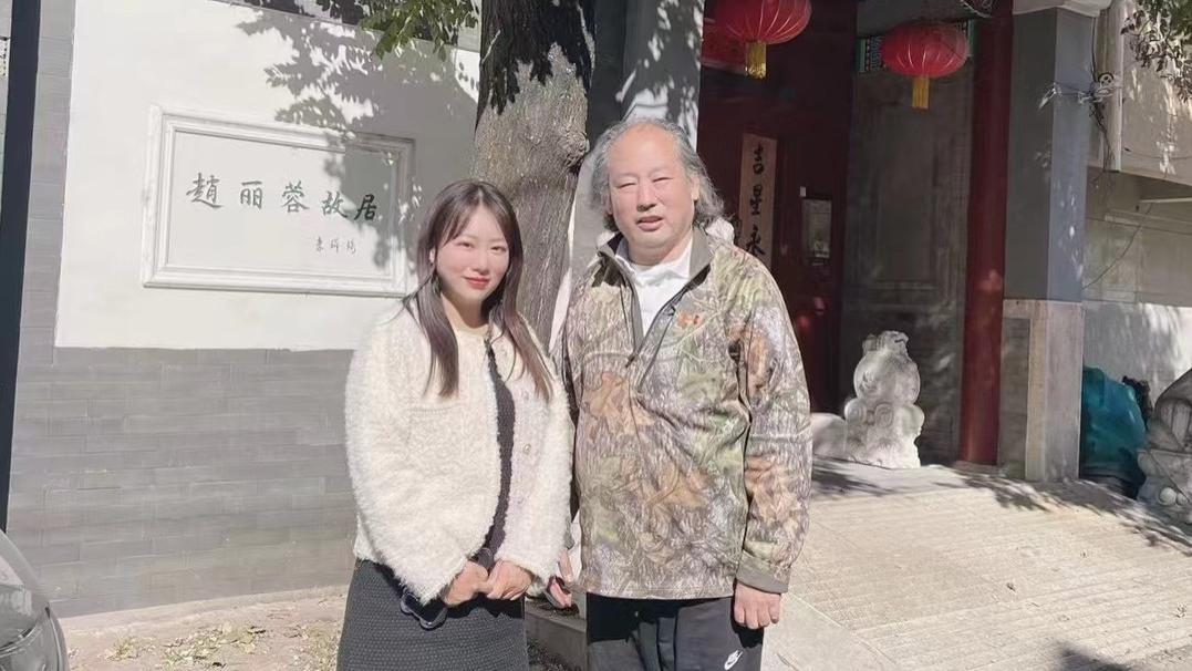 赵丽蓉|赵丽蓉去世22年其子罕露面！发福白发笑容像妈，回故居悼念引泪目