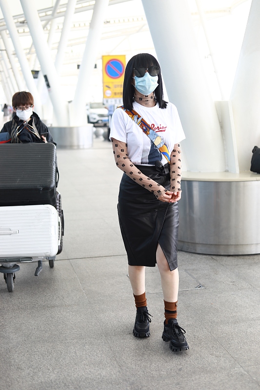 齐刘海 谭卓真有气质，蓝色条纹套装清新知性很干练，齐刘海短发很减龄