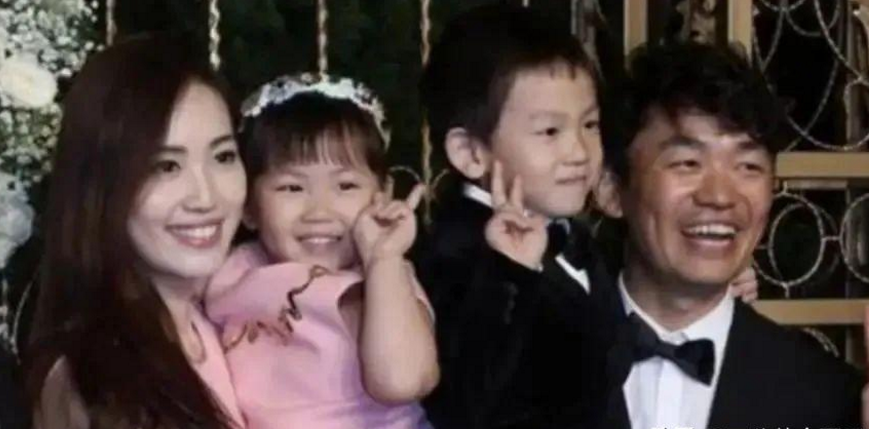 王宝强|网友偶遇王宝强喝茶，扮相斯文大口抽雪茄，与友人谈笑风生很惬意