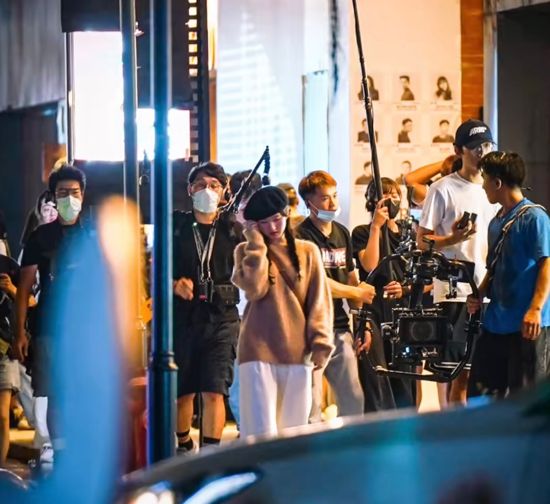 赵露思|厦门：赵露思在商场拍戏被偶遇，肤白貌美小细腰，“脸得多小啊”