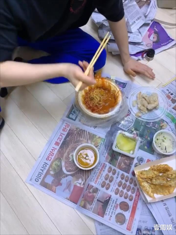 韩国娱乐|陈华在家地位堪忧，女儿在桌上吃饭，咸素媛却让他趴在地上吃！