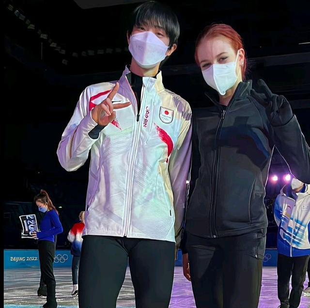 张伯伦|羽生结弦和莎莎动作亲密！羽生把可爱的莎莎一顿夸，莎莎太幸福了