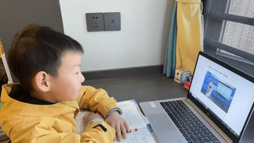 家长质疑老师歧视自家孩子，反被拉黑，怒了：是不是要红包？