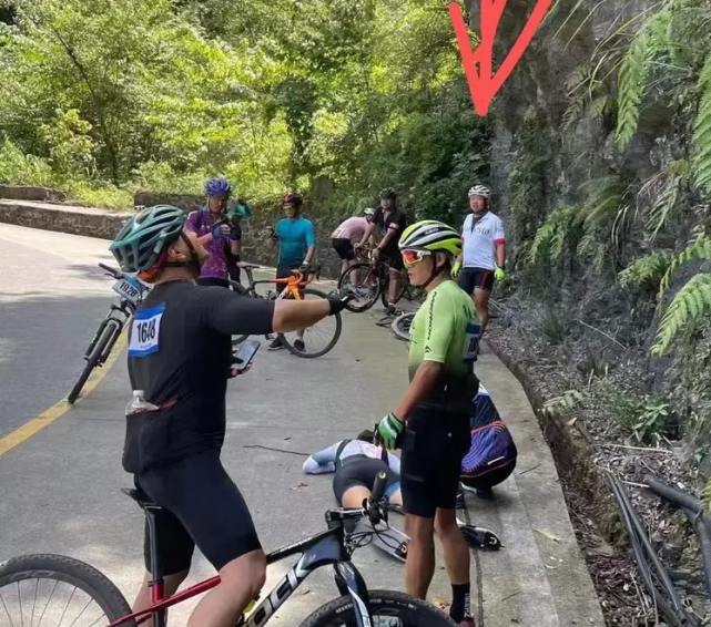 噩耗!张家界自行车赛发生意外,美女骑手意外坠崖,不幸身亡!