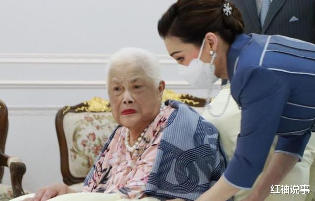 整容|90岁诗丽吉罕见亮相,脸色铁青全是黑色斑点,整容后遗症好明显