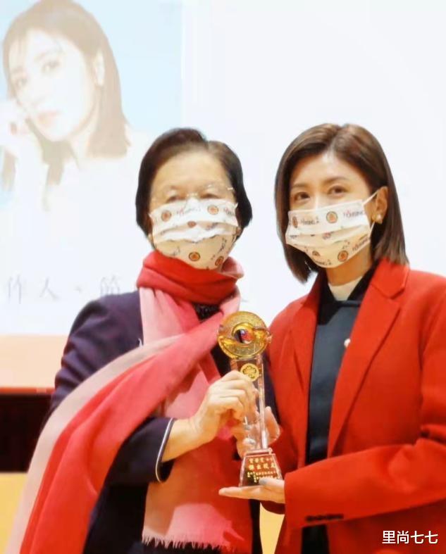 大衣 贾静雯回母校领奖，红色大衣穿出浓郁知性美，利落短发不减英气感