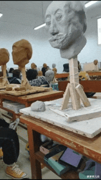 |“钓鱼被咬了，不过钓到了一条招财龙鱼，不亏，”评论沸腾了