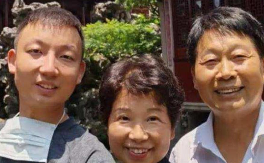 佟丽娅|李圣律师再度亮相直播间，表明查真相不忘初心，直播行程保障安全