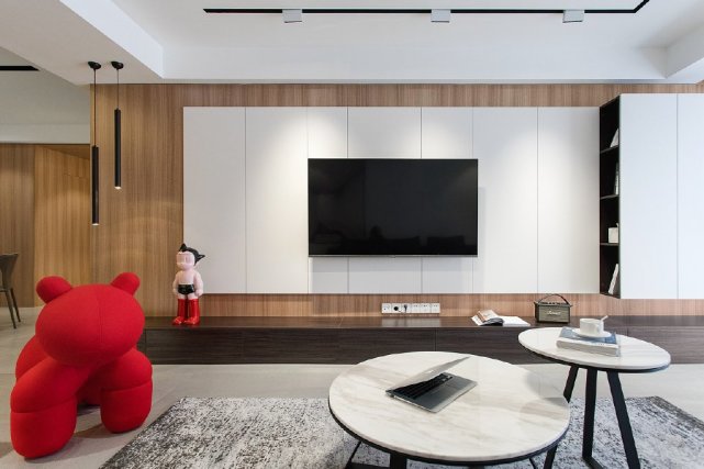 146平现代风四居室,在灰白黑中那个红色的玩偶椅子格外抢眼