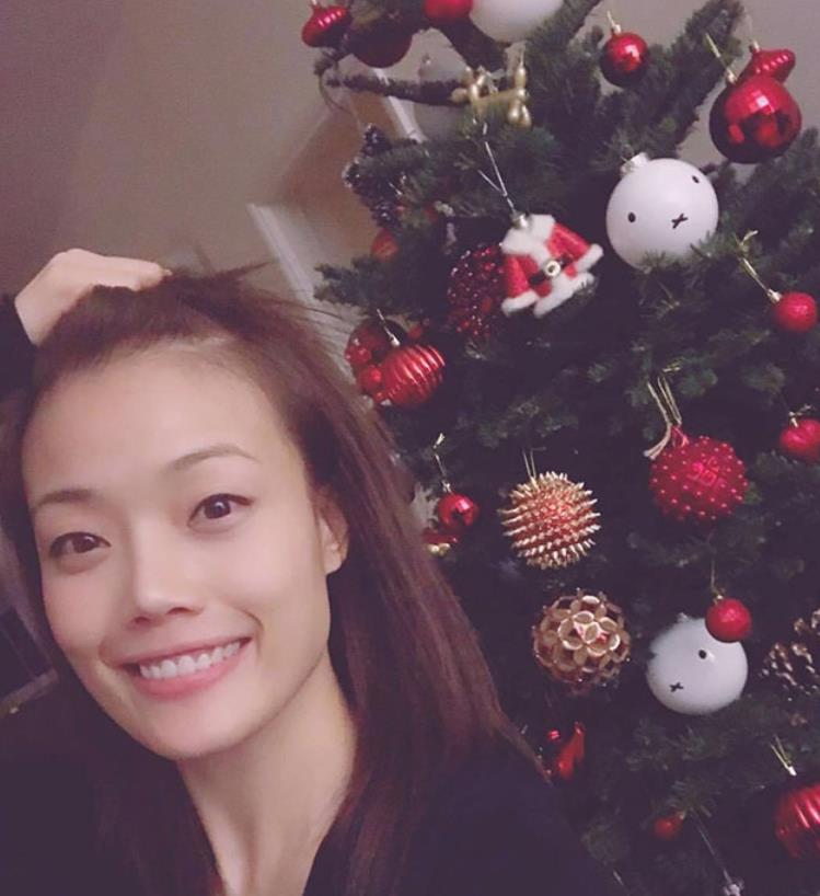 参观容祖儿在香港的豪宅，住着几十平的小蜗居，生活压力太大了