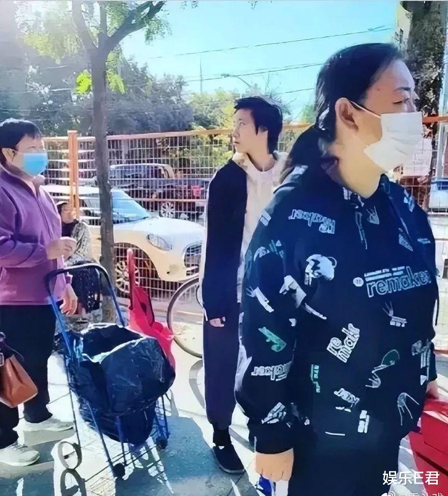 成龙|成龙23岁女儿街头领救济食品,没有爹妈照顾,她学会了自力更生