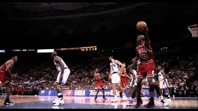 迈克尔·乔丹|乔丹不仅在NBA张扬，在国际赛场更是趾高气扬，但也有翻车的时候
