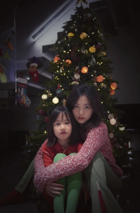 黄磊|黄磊三个儿女过圣诞，多多带弟弟妹妹跳舞好欢乐，分享弟弟正面照