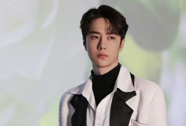 王一博|王一博致敬冬奥冰雪大片，一身中国红帅气十足，青春又有活力