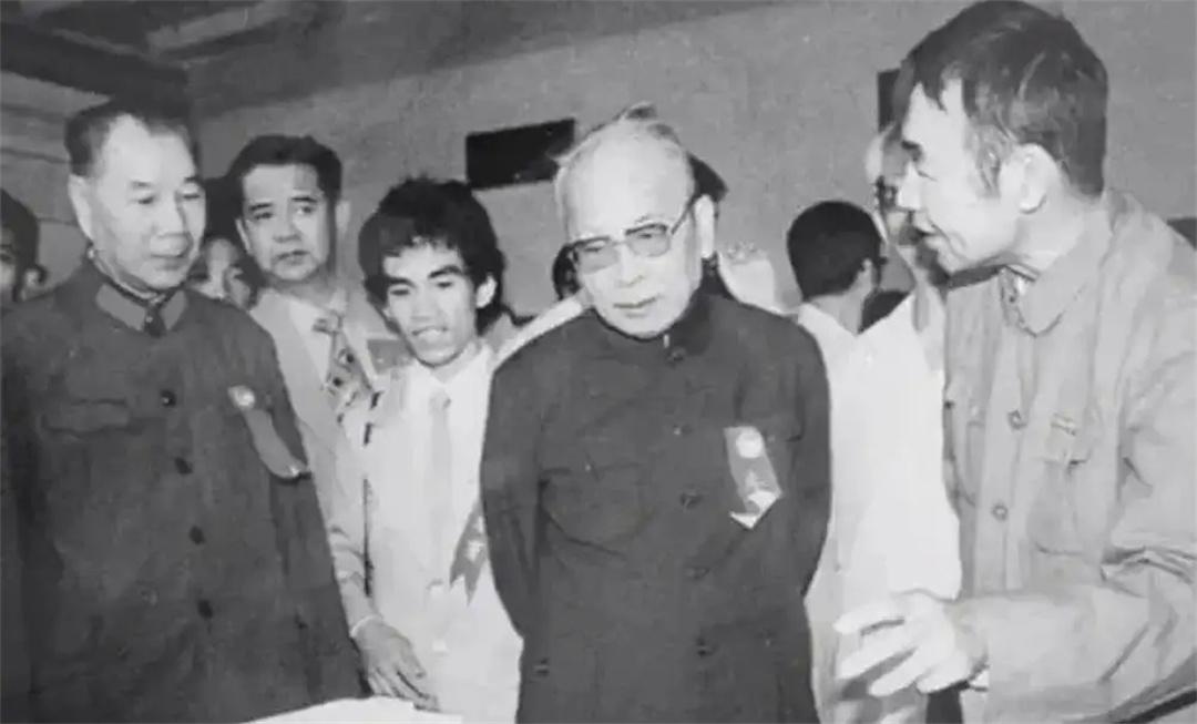 1989年叶飞上将出访菲律宾,见到一女子后流下眼泪:希望你原谅我