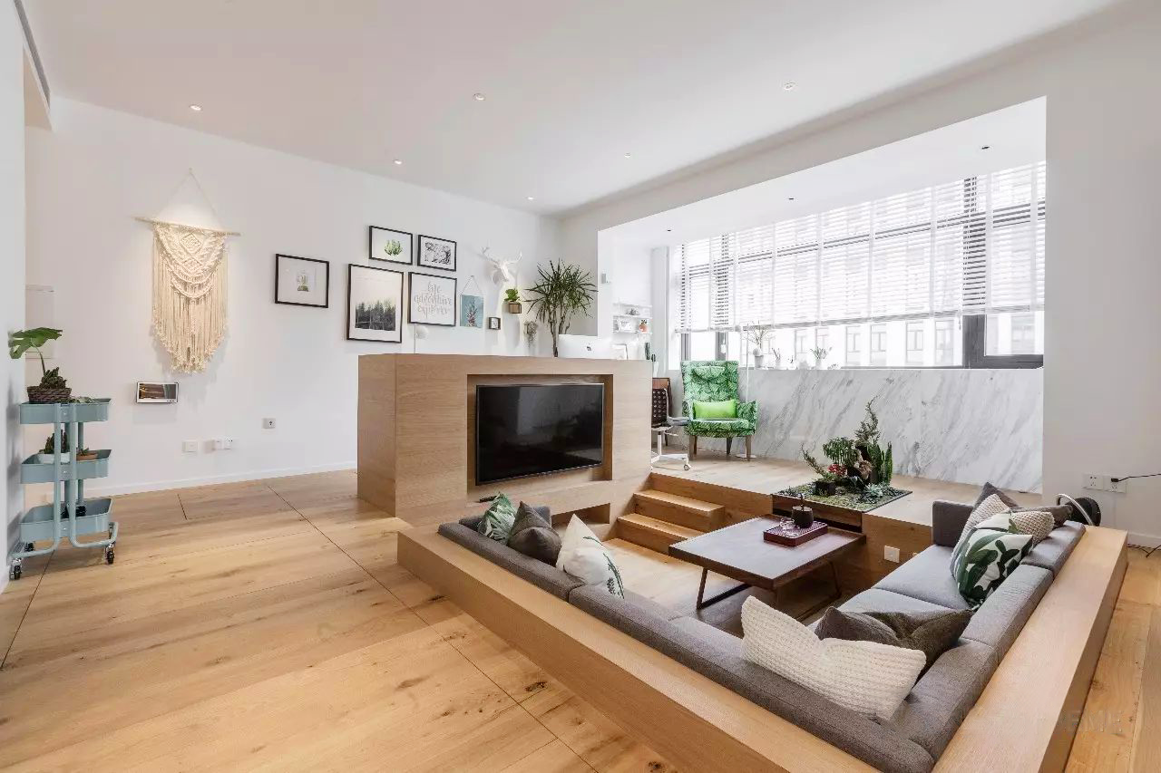 套内60㎡新房,地面抬高50公分,不用买沙发,电视墙很实用