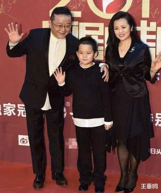 王刚 王刚一家罕合体，小20岁娇妻温柔似水，11岁儿子脸型像爸气质像妈