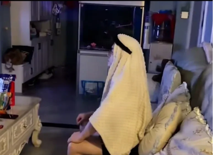 甘肃兰州, 一男子在客厅看世界杯到深夜,妻子不放心来查看