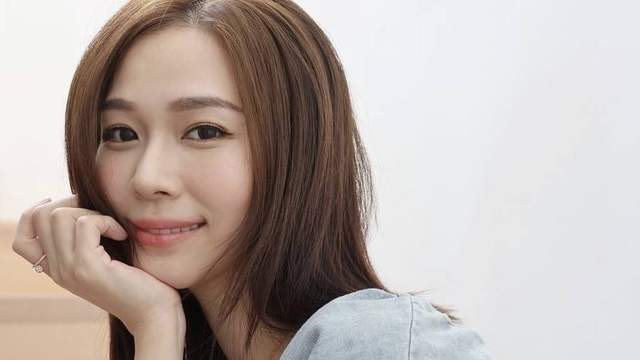 TVB前知名长腿女神低调炫富！戴百万名牌手表，赔钱离巢发展