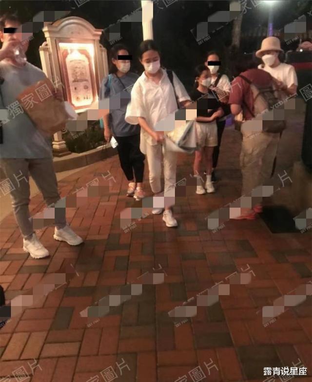刘德华|刘德华妻女游迪士尼，朱丽倩发福难认两鬓白发，10岁女儿个高像爸