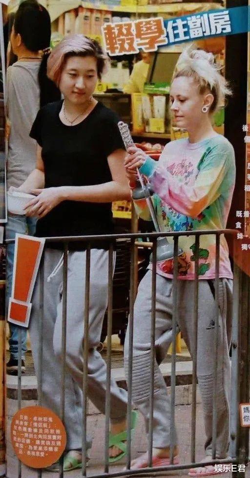 成龙|成龙23岁女儿街头领救济食品,没有爹妈照顾,她学会了自力更生