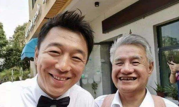 黄渤|年收入8000万的黄渤，却把父亲送入养老院，黄渤：压力挺大