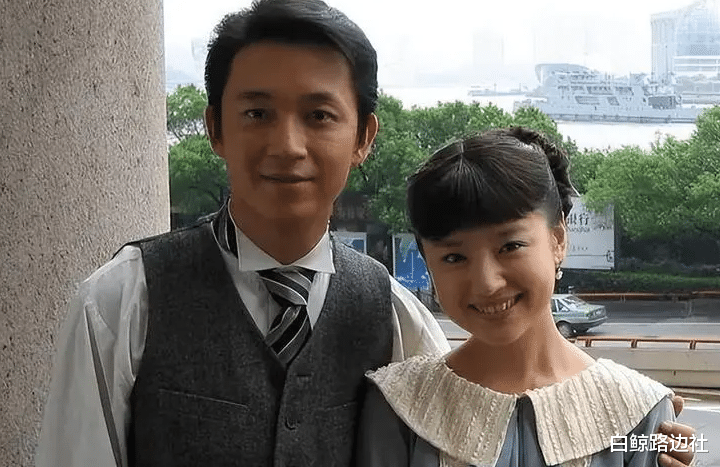 潘粤明 48岁潘粤明深夜聚餐！瘦身明显气质变化大，贴心给小10岁女友买饮料