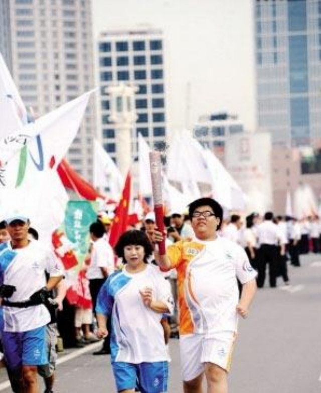 盲人|盲人歌手杨光:走红后被“雪藏”,娶美妻生儿子,如今怎样了?