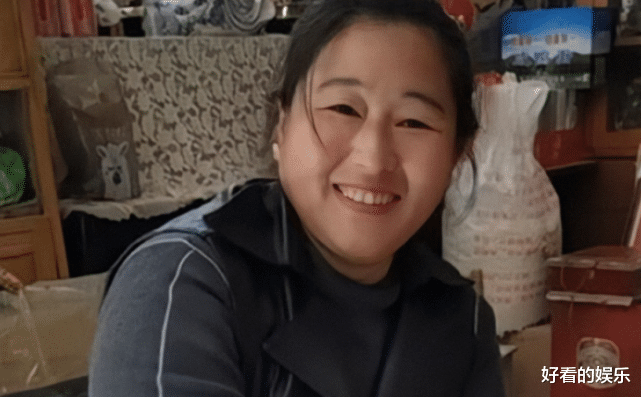 朱小伟带未婚妻陈萌回家,大衣嫂从村头跟到家门口,网友:监视?