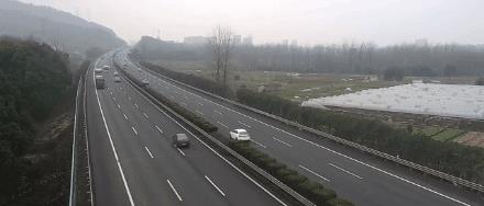 扣12分!63岁老汉“高速逆行”撞车,家属:他还把老婆忘医院了!