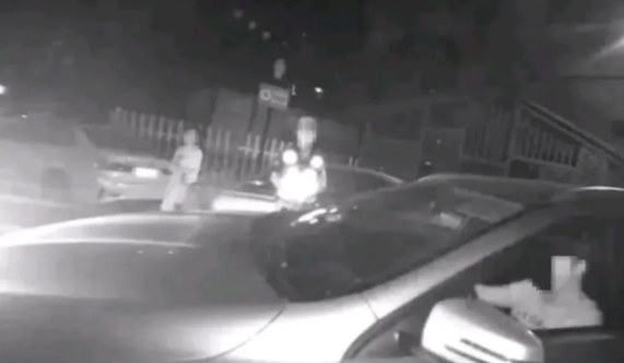 浙江杭州,一男子开车回家,发现一辆奔驰车停在道路转弯口处