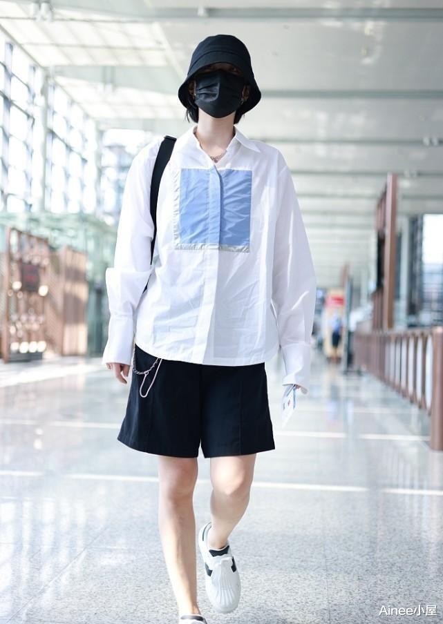 穿衣搭配 姚安娜私下穿衣不张扬，T恤配背带裤挺少女，短发显出个性