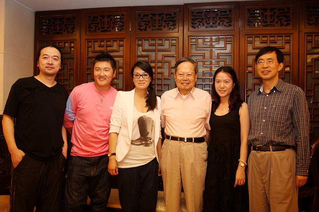 杨振宁|杨振宁百岁寿宴:与小54岁妻子十指紧扣,孙楠惊喜现身