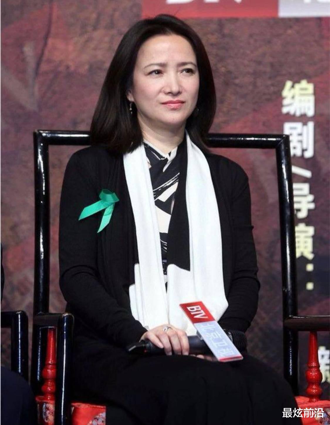 减脂 58岁何晴逃不过“中年油腻”，脸上暗淡穿衣显胖，好在颜值撑住了