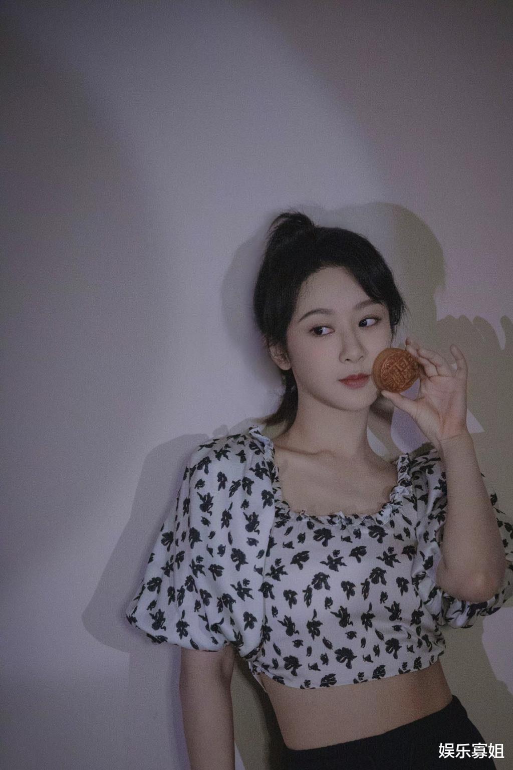 杨紫|工作室晒杨紫日常遛狗随拍，涂鸦风好活力，想看遛piupiu的vlog