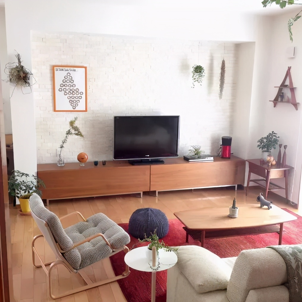 电视墙还在纠结要不要贴瓷砖?这样客厅美美哒!