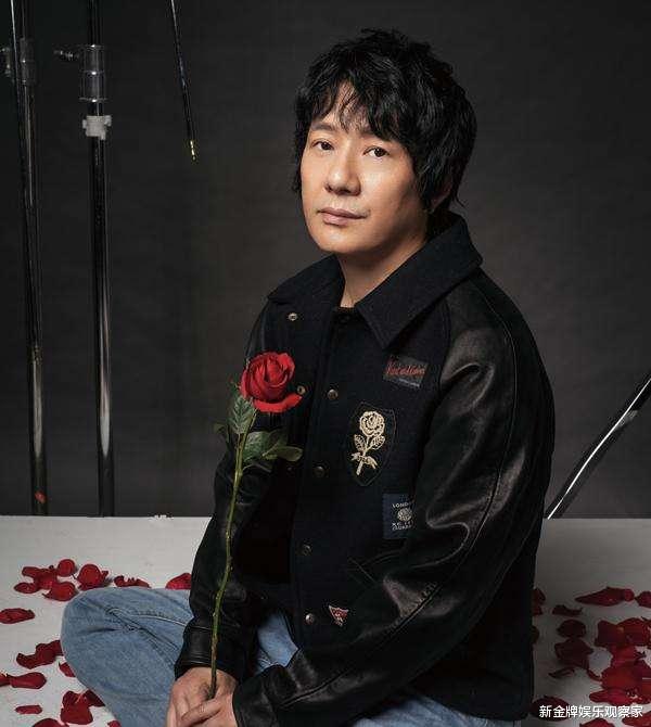 郑钧|郑钧上披荆斩棘反差萌，戴猫耳朵发箍敷面膜，还和哥哥们假装练习