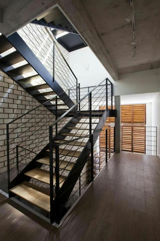 原来楼梯样式有这么多种！复式楼装修挑花了眼，既漂亮又实用！