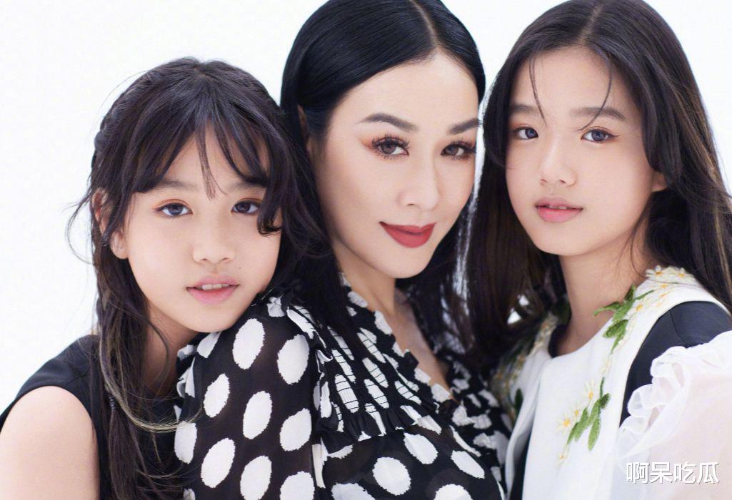 钟丽缇 51岁钟丽缇直播教护肤，自称脸上没有细纹，却被鼻毛抢戏了