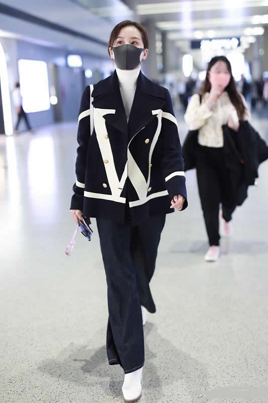 刘诗诗|刘诗诗穿深蓝西装搭配白色直筒裤走机场，帅气时髦很有气场