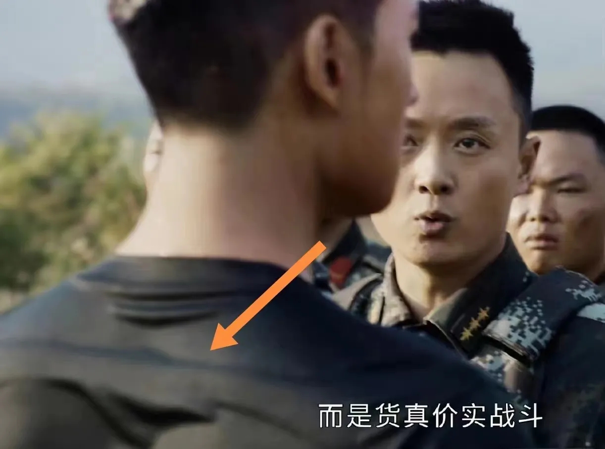 刘亦菲|真相了《特战荣耀》杨洋溜肩变直角肩 假垫肩被网友曝光让人涨姿势了