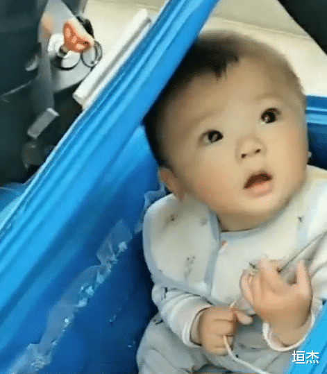 5月大跟爸爸送外卖,“外卖宝宝”笑容治愈无数网友,现状如何?