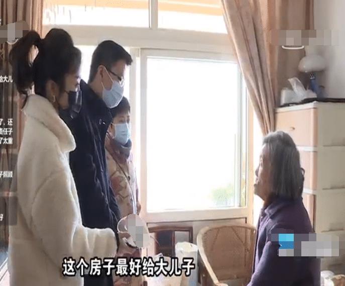 “你哥照顾我十几年,房子给你哥,娘给你个金镯”“房子值300多万”