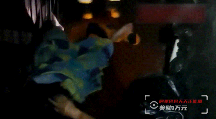 太冲动!男子和女友争吵后引燃煤气罐,全身70%烧伤!多亏这个75岁老英雄……