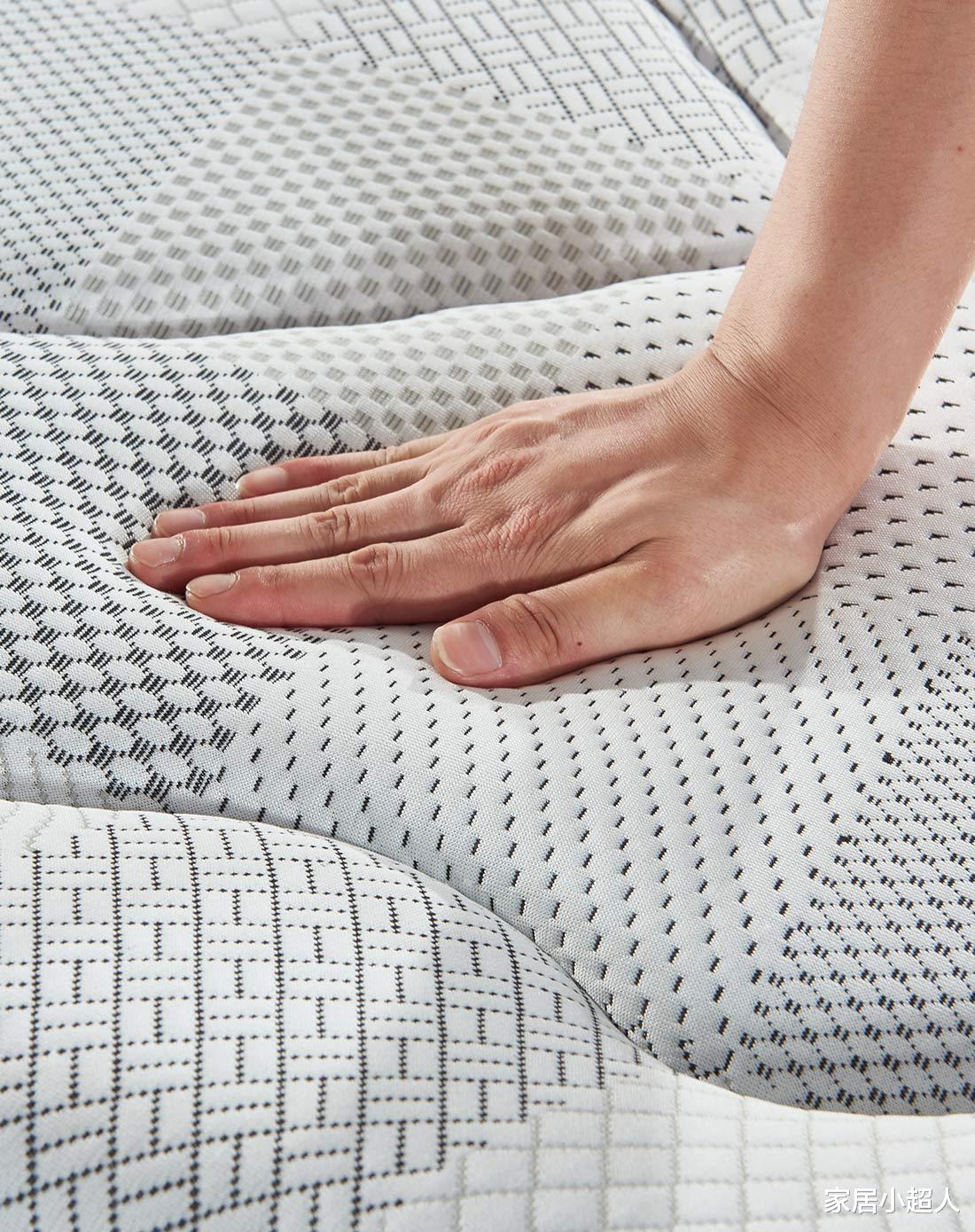 天天失眠!那很有可能是床垫惹的祸,家里的劣质床垫,建议丢掉!