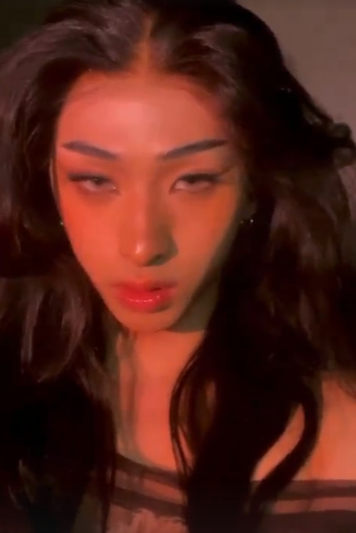 伊能静|?伊能静20岁儿子热衷女装，晒露肩装配波浪卷造型，比女生还妩媚