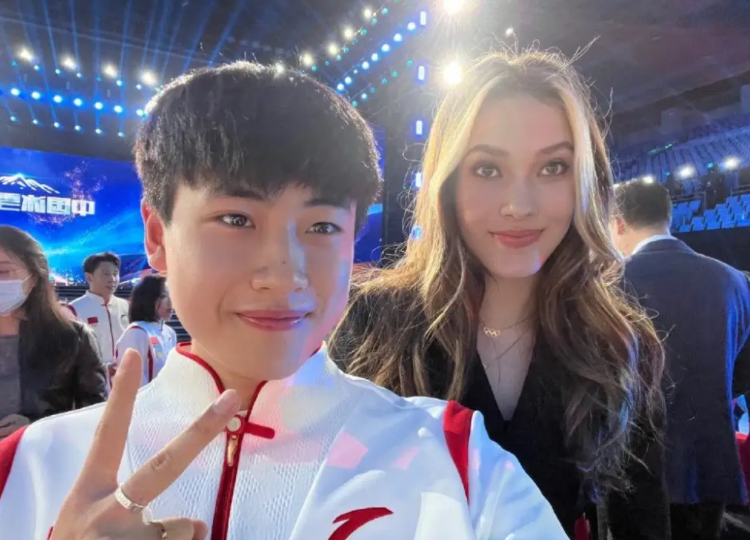 恰似故人归|“这就是格局”，新晋偶像谷爱凌与主持人合影，脖子上的奖牌亮了