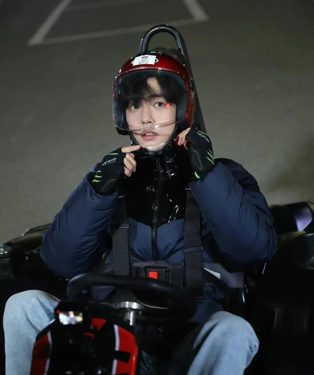 王一|男明星赛车服造型：肖战罗云熙让人惊艳，看到王一博不愧是你