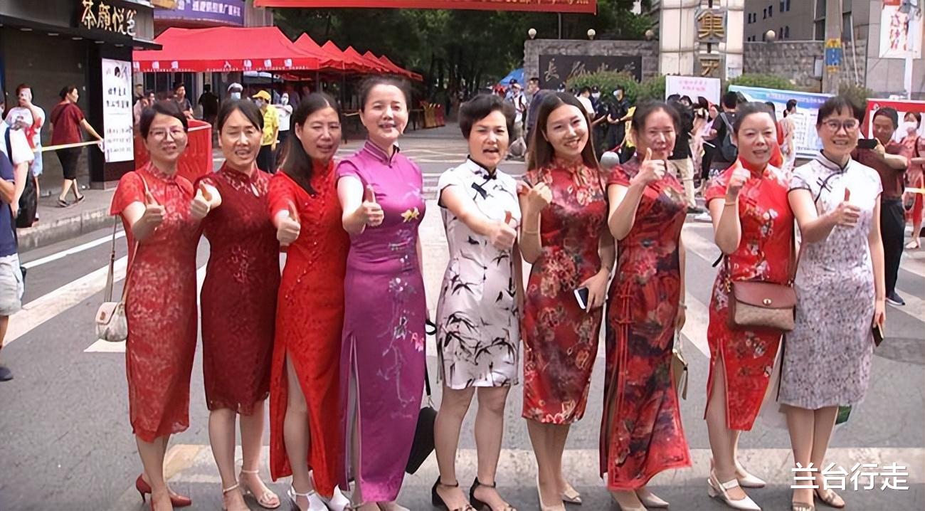 求职|穿旗袍高考就能“旗开得胜”，找工作该带什么？