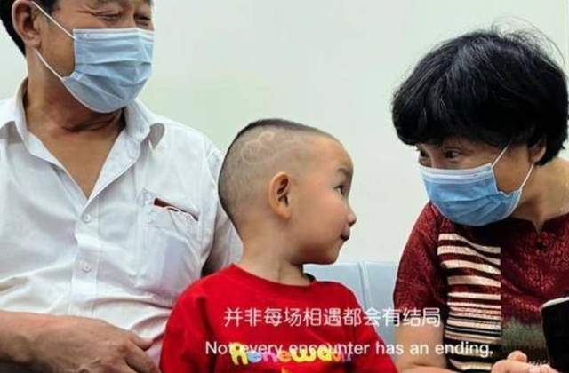 穿衣搭配|熊磊晒儿子言宝成长画面，言宝懂事乖巧超可爱，穿搭获网友夸奖